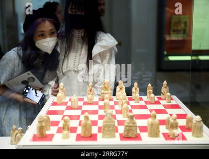 220512 -- LONDON, 12. Mai 2022 -- Besucher beobachten die Lewis Chessmen im British Museum in London, Großbritannien, am 11. Mai 2022. Die Lewis Chessmen gehören zu den beliebtesten Sammlungen im British Museum. Die mittelalterlichen Schachstücke, die 1831 auf der Isle of Lewis of Scotland entdeckt wurden, wurden aus Walross-Elfenbein gefertigt. GROSSBRITANNIEN-LONDON-BRITISH MUSEUM-KULTUR- UND KREATIVPRODUKT LIXYING PUBLICATIONXNOTXINXCHN Stockfoto