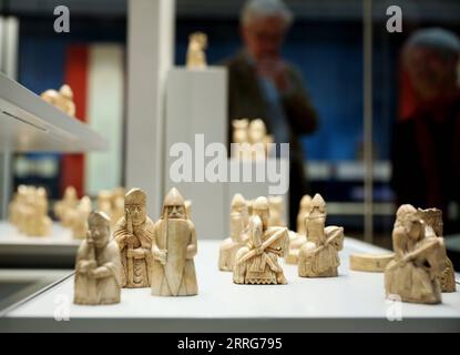 220512 -- LONDON, 12. Mai 2022 -- Besucher beobachten die Lewis Chessmen im British Museum in London, Großbritannien, am 11. Mai 2022. Die Lewis Chessmen gehören zu den beliebtesten Sammlungen im British Museum. Die mittelalterlichen Schachstücke, die 1831 auf der Isle of Lewis of Scotland entdeckt wurden, wurden aus Walross-Elfenbein gefertigt. GROSSBRITANNIEN-LONDON-BRITISH MUSEUM-KULTUR- UND KREATIVPRODUKT LIXYING PUBLICATIONXNOTXINXCHN Stockfoto