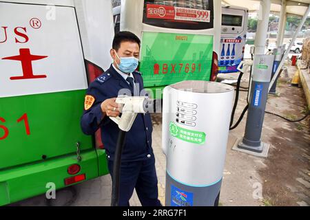220512 -- QINGDAO, 12. Mai 2022 -- Ein Busfahrer lädt einen Elektrobus an einer gemeinsamen Ladestation in Qingdao in der ostchinesischen Provinz Shandong am 11. Mai 2022 auf. Qingdao City hat kürzlich einige Ladestationen für Elektrobusse für die Öffentlichkeit eröffnet. Privatfahrzeuge und Fahrgastwagen können sich die Ladeeinrichtungen gemeinsam mit den öffentlichen Bussen teilen. CHINA-SHANDONG-QINGDAO-ELEKTRISCHE BUSLADESTATIONEN - GEMEINSAM CN LIXZIHENG PUBLICATIONXNOTXINXCHN Stockfoto