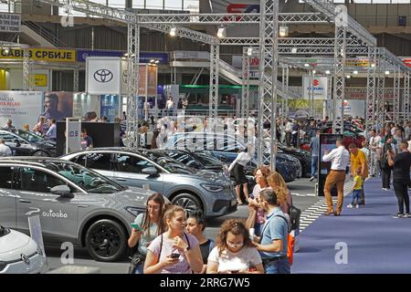 220512 -- BELGRAD, 12. Mai 2022 -- Besucher besuchen die 7. Belgrader Auto- und Motorradmesse in Belgrad, Serbien, 12. Mai 2022. Eine zweijährliche Automobil- und Motorradmesse, die am Donnerstag in Belgrad nach einer durch die COVID-19-Pandemie verursachten Pause eröffnet wurde, bietet einen Einblick in neue Modelle elektrischer und ökologisch fortgeschrittener Fahrzeuge. Foto von /Xinhua SERBIEN-BELGRAD-CAR SHOW NemanjaxCabric PUBLICATIONxNOTxINxCHN Stockfoto