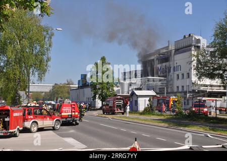 220513 -- LJUBLJANA, 13. Mai 2022 -- Foto vom 12. Mai 2022 zeigt den Unfallort einer Explosion in einer Chemiefabrik in Kocevje, Südslowenien. Sechs Menschen starben bei einer Explosion in einer Chemiefabrik in Südslowenien, berichtete TV Slovenia am Donnerstag. Es heißt, der Unfall in Kocevje, etwa 63 km südöstlich der Hauptstadt Ljubljana, sei der größte Industrieunfall des Landes seit der Unabhängigkeit Sloweniens im Jahr 1991. Foto von Ales Kocjan/STA/Pool über Xinhua SLOWENIEN-CHEMISCHE FABRIKEXPLOSION PengxLijun PUBLICATIONxNOTxINxCHN Stockfoto