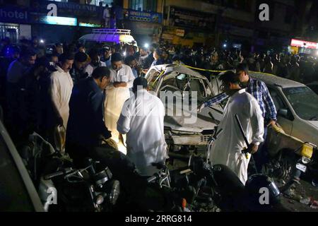 Pakistan, Bombenanschlag in Karatschi 220512 -- KARACHI PAKISTAN, 12. Mai 2022 -- Sicherheitspersonal inspiziert den Ort, an dem am 12. Mai 2022 in Karachi im Süden Pakistans eine Explosion ausbrach. Dreizehn Menschen wurden verletzt, als die Explosion in einem Marktgebiet in Karachi am späten Donnerstagabend losging, sagten die Krankenhausbehörden. STR/Xinhua PAKISTAN-KARACHI-BLAST Stringer PUBLICATIONxNOTxINxCHN Stockfoto