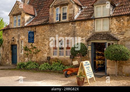 Teestuben und Kunsthandwerk in Lacock Village, Wiltshire, England, Großbritannien Stockfoto