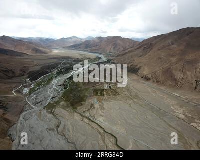 220513 -- MOUNT QOMOLANGMA BASE CAMP, 13. Mai 2022 -- Luftaufnahme vom 11. Mai 2022 zeigt Feuchtgebiete im Qomolangma National Nature Reserve in der Township Zhaxizom im Tingri County im Südwesten Chinas Autonome Region Tibet. CHINA-TIBET-ZHAXIZOM-LANDSCHAFT CN JiangxFan PUBLICATIONxNOTxINxCHN Stockfoto