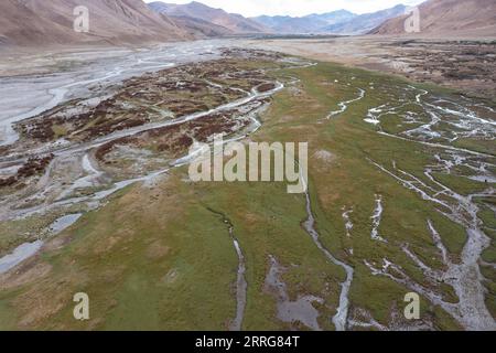 220513 -- MOUNT QOMOLANGMA BASE CAMP, 13. Mai 2022 -- Luftaufnahme vom 11. Mai 2022 zeigt Feuchtgebiete im Qomolangma National Nature Reserve in der Township Zhaxizom im Tingri County im Südwesten Chinas Autonome Region Tibet. CHINA-TIBET-ZHAXIZOM-LANDSCHAFT CN SunxFei PUBLICATIONxNOTxINxCHN Stockfoto