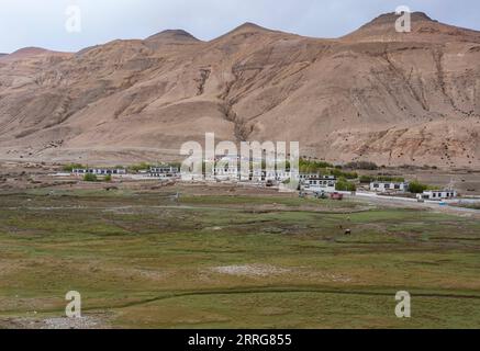 220513 -- MOUNT QOMOLANGMA BASE CAMP, 13. Mai 2022 -- Luftaufnahme vom 11. Mai 2022 zeigt Feuchtgebiete im Qomolangma National Nature Reserve in der Township Zhaxizom im Tingri County im Südwesten Chinas Autonome Region Tibet. CHINA-TIBET-ZHAXIZOM-LANDSCHAFT CN LiuxYing PUBLICATIONxNOTxINxCHN Stockfoto