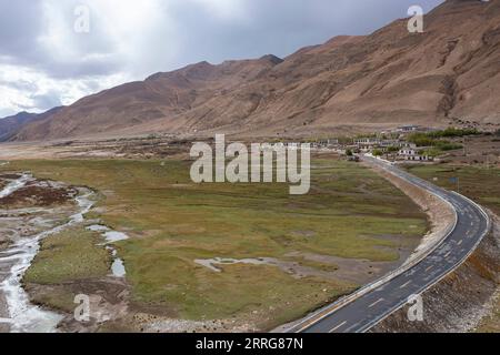 220513 -- MOUNT QOMOLANGMA BASE CAMP, 13. Mai 2022 -- Luftaufnahme vom 11. Mai 2022 zeigt Feuchtgebiete im Qomolangma National Nature Reserve in der Township Zhaxizom im Tingri County im Südwesten Chinas Autonome Region Tibet. CHINA-TIBET-ZHAXIZOM-LANDSCHAFT CN LiuxYing PUBLICATIONxNOTxINxCHN Stockfoto