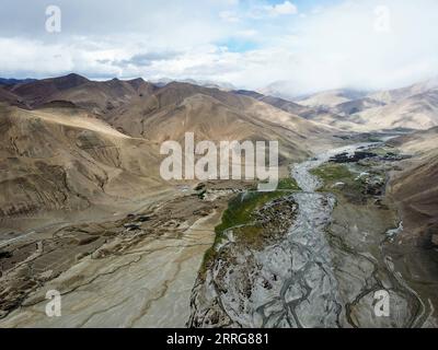 220513 -- MOUNT QOMOLANGMA BASE CAMP, 13. Mai 2022 -- Luftaufnahme vom 11. Mai 2022 zeigt Feuchtgebiete im Qomolangma National Nature Reserve in der Township Zhaxizom im Tingri County im Südwesten Chinas Autonome Region Tibet. CHINA-TIBET-ZHAXIZOM-LANDSCHAFT CN JiangxFan PUBLICATIONxNOTxINxCHN Stockfoto