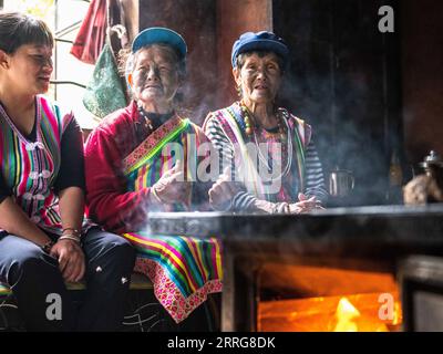 220513 -- GONGSHAN, 13. Mai 2022 -- die in Dulong lebende Li Wenshi C und ihre Familienmitglieder unterhalten sich zu Hause im Dorf Dizhengdang der Gemeinde Dulongjiang, Gongshan Dulong und Nu Autonomous County, Provinz Yunnan im Südwesten Chinas, 10. Mai 2022. Dulong ist eine in den Bergen lebende ethnische Gruppe im Südwesten Chinas. Es ist eine der am wenigsten bevölkerten Minderheitenvölkern Chinas. 2018 löste die ethnische Gruppe Dulong die Armut insgesamt aus, ein phänomenaler Durchbruch. Li Wenshi, die ihre Mutter mit Dulong-Stoffflechten vertraut hat, hat ihre Expertise genutzt, um verschiedene Produkte zu kreieren, die bei ihrer Mutter beliebt sind Stockfoto