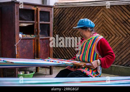 220513 -- GONGSHAN, 13. Mai 2022 -- der Bewohner von Dulong Li Wenshi webt eine Dulong-Decke im Dorf Dizhengdang der Gemeinde Dulongjiang, Gongshan Dulong und Nu Autonomous County, Provinz Yunnan im Südwesten Chinas, 10. Mai 2022. Dulong ist eine in den Bergen lebende ethnische Gruppe im Südwesten Chinas. Es ist eine der am wenigsten bevölkerten Minderheitenvölkern Chinas. 2018 löste die ethnische Gruppe Dulong die Armut insgesamt aus, ein phänomenaler Durchbruch. Li Wenshi, die die Fähigkeiten ihrer Mutter zum Weben von Dulong-Decken vererbt, hat ihre Expertise genutzt, um verschiedene Produkte zu kreieren, die bei Touristen bei mir beliebt sind Stockfoto