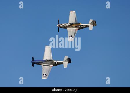 North America P-51 Mustangs Miss Helen & Contrast Mary zeigen auf der Cosby Victory Show 2023 Stockfoto