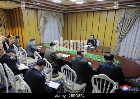 220513 -- PJÖNGJANG, 13. Mai 2022 -- Foto der Koreanischen Zentralnachrichtenagentur am 13. Mai 2022 zeigt Kim Jong UN, Spitzenführer der Demokratischen Volksrepublik Korea DVRK, Besuch des staatlichen Hauptquartiers zur Prävention von Epidemien in Notfällen am 12. Mai 2022. Kim Jong UN forderte am Donnerstag schnelle Maßnahmen zur Eindämmung der Ausbreitung von COVID-19, wie der Beamte berichtete, als er das staatliche Hauptquartier zur Prävention von Notfällen besuchte. Via Xinhua DVRK-COVID-19-KIM JONG UN-QUICK ACTION KCNA PUBLICATIONxNOTxINxCHN Stockfoto