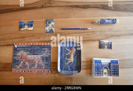 220514 -- BERLIN, 14. Mai 2022 -- Foto aufgenommen am 13. Mai 2022 zeigt kulturelle und kreative Produkte des Ishtar-Tores im Pergamonmuseum in Berlin, Hauptstadt Deutschlands. DEUTSCHLAND-BERLIN-PERGAMON-MUSEUM-ISHTAR-TOR RENXPENGFEI PUBLICATIONXNOTXINXCHN Stockfoto