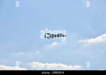 Lancaster Heavy Bomber, Battle of Britain Memorial Flight, im Flug über Chatsworth House, Derbyshire, UK. Stockfoto