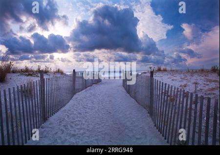 Sandzäune am Strand entlang der Promenade in Atlantic City, New Jersey, USA. Stockfoto