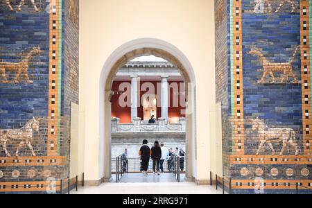 220514 -- BERLIN, 14. Mai 2022 -- Foto aufgenommen am 13. Mai 2022 zeigt einen Teil des Ishtar-Tores im Pergamonmuseum in Berlin, Hauptstadt Deutschlands. DEUTSCHLAND-BERLIN-PERGAMON-MUSEUM-ISHTAR-TOR RENXPENGFEI PUBLICATIONXNOTXINXCHN Stockfoto