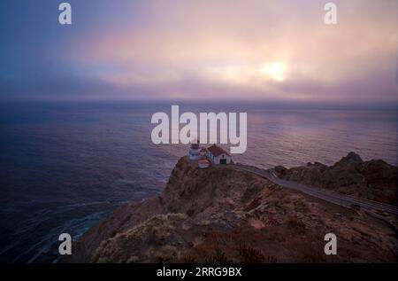 Der Point Reyes Lighthouse in der Abenddämmerung am Point Reyes National Seashore entlang der Pazifikküste in Kalifornien, USA. Stockfoto