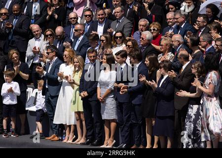 220514 -- BUDAPEST, 14. Mai 2022 -- die ungarische Präsidentin Katalin Novak Front, C, wird applaudiert, nachdem sie während ihrer Einweihungszeremonie vor dem Parlamentsgebäude in Budapest, Ungarn, am 14. Mai 2022 eine Rede gehalten hat. Am 10. März wählte das ungarische parlament Katalin Novak für eine Amtszeit von fünf Jahren zur ersten weiblichen Präsidentin des Landes. Foto: /Xinhua HUNGARY-BUDAPEST-PRÄSIDIALE AMTSEINFÜHRUNG AttilaxVolgyi PUBLICATIONxNOTxINxCHN Stockfoto