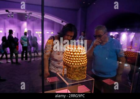 220515 -- BUKAREST, 15. Mai 2022 -- Besucher besuchen Rumäniens nationales Geschichtsmuseum, das bis spät in die Nacht im Rahmen der Kulturinitiative "Europäische Nacht der Museen" in Bukarest, der Hauptstadt Rumäniens, am 14. Mai 2022 eröffnet wird. Foto von /Xinhua ROMANIA-BUKAREST-MUSEUM NIGHT CristianxCristel PUBLICATIONxNOTxINxCHN Stockfoto