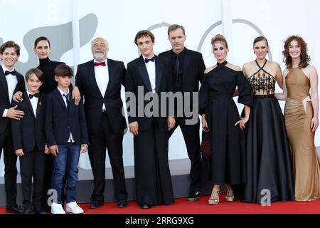 Italien, Lido di Venezia, 7. September 2023: Filippo Giulini, Leonardo Maria Moranzoni, Valentina Belle, Alessandro Zappella, Giorgio Diritti, Franz Rogowski, Christophe Sermet, Cecilia Steiner, Noemi Besedes, Laura Bertolino besuchen einen roten Teppich für den Film „Lubo“ beim 80. internationalen Filmfestival von Venedig am 7. September 2023 in Venedig. Foto © Ottavia Da Re/Sintesi/Alamy Live News Stockfoto