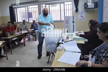 220515 -- BEIRUT, 15. Mai 2022 -- Ein Mann gibt seine Stimme bei den Parlamentswahlen in einem Wahllokal in Beirut, Libanon, am 15. Mai 2022 ab. Im Libanon finden alle vier Jahre Parlamentswahlen statt, und insgesamt 718 Kandidaten, darunter 118 Frauen, kandidieren für die 128 Sitze im parlament in diesem Jahr. LIBANON-BEIRUT-PARLAMENTSWAHLEN-LiuxZongya PUBLICATIONxNOTxINxCHN Stockfoto