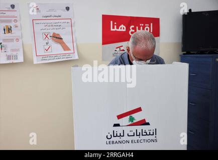220515 -- BEIRUT, 15. Mai 2022 -- Ein Mann füllt seine Stimmzettel in einer Wahlstation in Beirut, Libanon, 15. Mai 2022. Hunderttausende Libanesen strömten am Sonntag zu den Wahllokalen im ganzen Land, um bei den Parlamentswahlen zu wählen. LIBANON-BEIRUT-PARLAMENTSWAHLEN-LiuxZongya PUBLICATIONxNOTxINxCHN Stockfoto