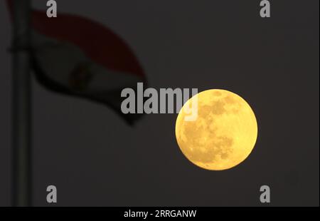 220515 -- KAIRO, 15. Mai 2022 -- Foto aufgenommen am 15. Mai 2022 zeigt einen Vollmond am Himmel über Kairo, Ägypten. ÄGYPTEN-KAIRO-VOLLMOND AhmedxGomaa PUBLICATIONxNOTxINxCHN Stockfoto