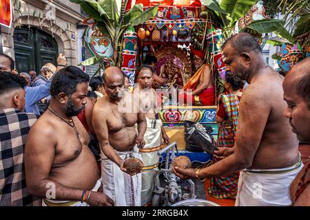 FRANKREICH. PARIS (75) 18. BEZIRK. FEST VON GANESH (AUSGABE 2023). JEDES JAHR, AM ENDE DES SOMMERS, HULDIGT DIE INDISCHE GEMEINSCHAFT DEM BERÜHMTEN INDI Stockfoto