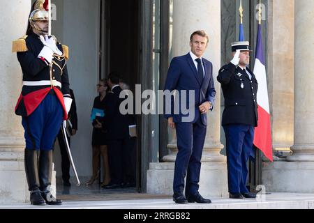 Paris, Frankreich. September 2023. Der französische Präsident Emmanuel Macron wartet auf die Begrüßung des Premierministers von Papua-Neuguinea vor ihrem Treffen im Elysee-Palast am 8. September 2023 in Paris. Foto: Raphael Lafargue/ABACAPRESS.COM Credit: Abaca Press/Alamy Live News Stockfoto