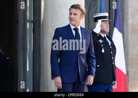 Paris, Frankreich. September 2023. Der französische Präsident Emmanuel Macron wartet auf die Begrüßung des Premierministers von Papua-Neuguinea vor ihrem Treffen im Elysee-Palast am 8. September 2023 in Paris. Foto: Raphael Lafargue/ABACAPRESS.COM Credit: Abaca Press/Alamy Live News Stockfoto