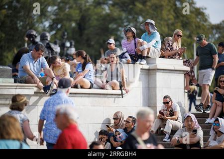 London, Großbritannien. September 2023. Die Öffentlichkeit sitzt an einem heißen Herbsttag in der Morgensonne vor dem Buckingham Palace. Die Temperaturen erreichten Anfang dieser Woche einen jährlichen Höchststand, als Großbritannien eine Hitzewelle im September erlebt. Foto: Ben Cawthra/SIPA USA Credit: SIPA USA/Alamy Live News Stockfoto