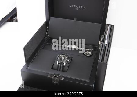 Omega Seamaster 300 James Bond Spectre Edition mit Ref. 233.32.41.21.01.001 BOXSET Stockfoto