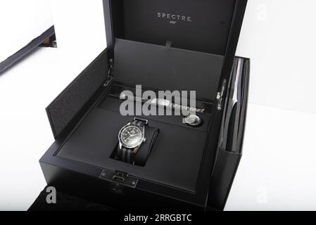 Omega Seamaster 300 James Bond Spectre Edition mit Ref. 233.32.41.21.01.001 BOXSET Stockfoto