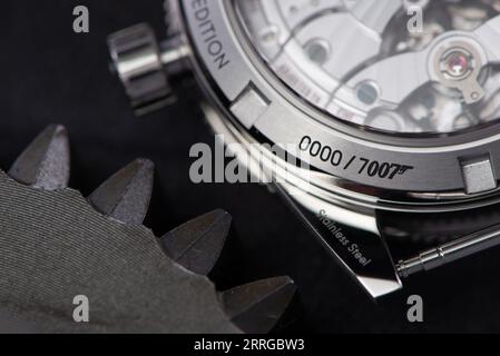 Omega Seamaster 300 James Bond Spectre Edition mit Ref. 233.32.41.21.01.001 BOXSET Stockfoto