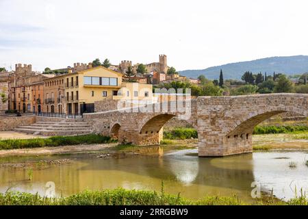 Neue alte Brücke von Montblanc, Katalonien, Spanien. Antike mittelalterliche Stadt. Stockfoto