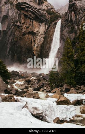 Die Lower Yosemite Falls sind im Winter im Yosemite National Park zu sehen. Stockfoto