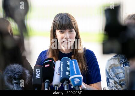 Berlin, Deutschland. September 2023. Carla Hinrichs, Aktivistin der Klimaschutzgruppe letzte Generation, spricht in einer Presserklärung der Klimaschutzgruppe letzte Generation über die Proteste, die am 13. September in Berlin vor dem Bundeskanzleramt beginnen. Quelle: Sebastian Christoph Gollnow/dpa/Alamy Live News Stockfoto