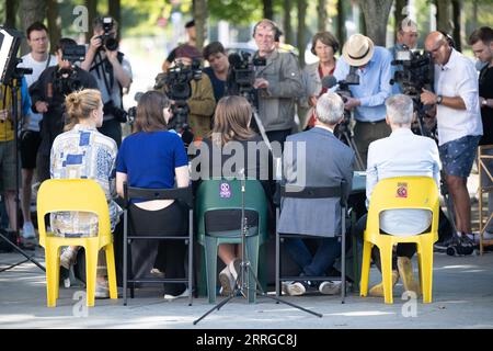 Berlin, Deutschland. September 2023. Journalisten filmen während einer Presseerklärung der Klimaschutzgruppe letzte Generation zu den Protesten vom 13. September in Berlin vor dem Bundeskanzleramt. Quelle: Sebastian Christoph Gollnow/dpa/Alamy Live News Stockfoto