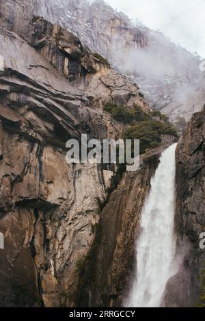 Die Lower Yosemite Falls sind im Winter im Yosemite National Park, WY, zu sehen. Stockfoto