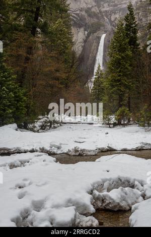 Die Lower Yosemite Falls sind im Winter im Yosemite National Park zu sehen. Stockfoto