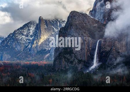 Bridalveil Falls vom Tunnel View im Yosemite National Park aus gesehen. Stockfoto