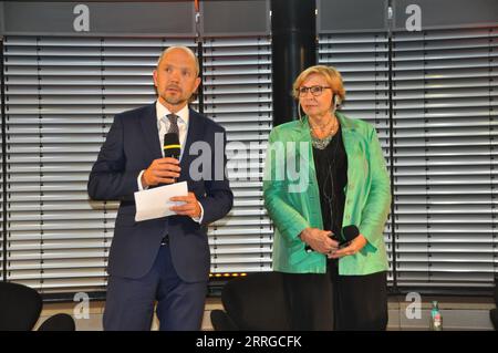 Berlin, Deutschland. September 2023. Bundespräsident Frank-Walter Steinmeier hat die Tschechische Republik als Mitorganisator des Civil Society Festivals und des Tschechisch-Deutschen Zukunftsfonds als Sondergast nach Berlin eingeladen. Abgebildet sind die Direktoren des Fonds Tomas Jelinek (links) und Petra Ernstberger in Berlin, 7. September 2023. Kredit: Zapotocky Ales/CTK Photo/Alamy Live News Stockfoto