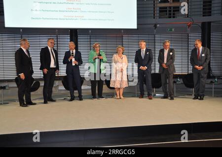 Berlin, Deutschland. September 2023. Bundespräsident Frank-Walter Steinmeier hat die Tschechische Republik als Mitorganisator des Civil Society Festivals und des Tschechisch-Deutschen Zukunftsfonds als Sondergast nach Berlin eingeladen. Abgebildet sind der linke deutsche Botschafter in der Tschechischen Republik Andreas Kunne, der tschechische Botschafter in Deutschland Tomas Kafka, die Fondsdirektoren Tomas Jelinek und Petra Ernstbergerova, die Fondsvorstände Rita Hagl-Kehl und Jindrich Fryc, Libor Roucek und Christian Schmidt, die gemeinsam den Vorsitz im tschechisch-deutschen Diskussionsforum führen. Kredit: Zapotocky Ales/CTK Photo/Alamy Live News Stockfoto