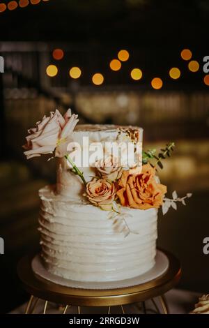 Hochzeitstorte mit Blumenmotiv bei der Hochzeit in Nashville, TN. Stockfoto