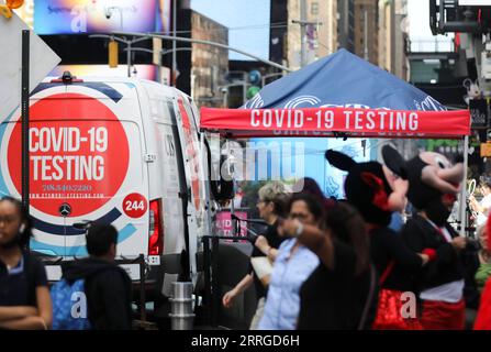 220518 -- NEW YORK, 18. Mai 2022 -- Eine COVID-19-Teststelle wird am Times Square in New York, den Vereinigten Staaten, am 17. Mai 2022 gesehen. U.S.-NEW YORK-TIMES SQUARE WangxYing PUBLICATIONxNOTxINxCHN Stockfoto
