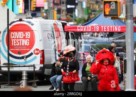 220518 -- NEW YORK, 18. Mai 2022 -- Eine COVID-19-Teststelle wird am Times Square in New York, den Vereinigten Staaten, am 17. Mai 2022 gesehen. U.S.-NEW YORK-TIMES SQUARE WangxYing PUBLICATIONxNOTxINxCHN Stockfoto