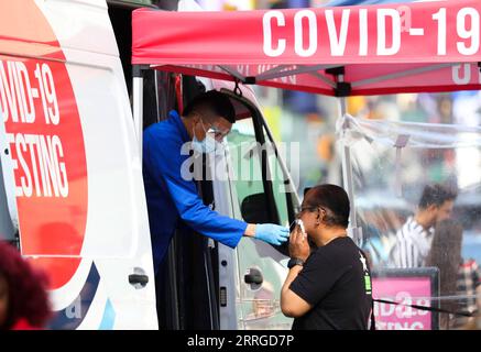 220518 -- NEW YORK, 18. Mai 2022 -- Ein Mediziner sammelt eine Abstrichprobe von einem Mann an einer COVID-19-Teststelle am Times Square in New York, USA, 17. Mai 2022. U.S.-NEW YORK-TIMES SQUARE WangxYing PUBLICATIONxNOTxINxCHN Stockfoto