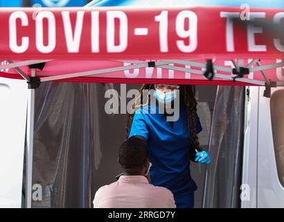 220518 -- NEW YORK, 18. Mai 2022 -- Ein Mediziner sammelt eine Abstrichprobe von einem Mann an einer COVID-19-Teststelle am Times Square in New York, USA, 17. Mai 2022. U.S.-NEW YORK-TIMES SQUARE WangxYing PUBLICATIONxNOTxINxCHN Stockfoto