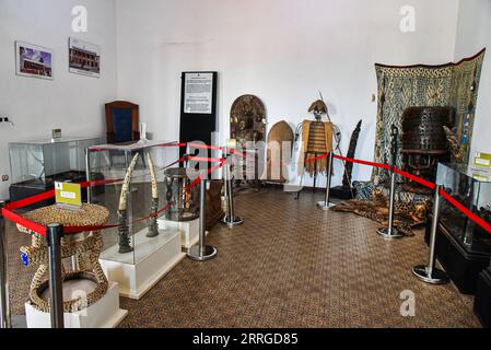 220518 -- YAOUNDE, 18. Mai 2022 -- Foto aufgenommen am 15. Mai 2022 zeigt Exponate im Nationalmuseum von Kamerun in Yaounde, Kamerun. Das Nationalmuseum von Kamerun hat etwa 22 Galerien mit mehr als tausend Exponaten, darunter lokale Musikinstrumente, Bronze- und Holzschnitzereien, steinzeitliche Artefakte, Töpferwaren und Relikte traditioneller Stammeskönige. Foto von /Xinhua KAMERUN-YAOUNDE-NATIONALMUSEUM VON KAMERUN Kepseu PUBLICATIONxNOTxINxCHN Stockfoto