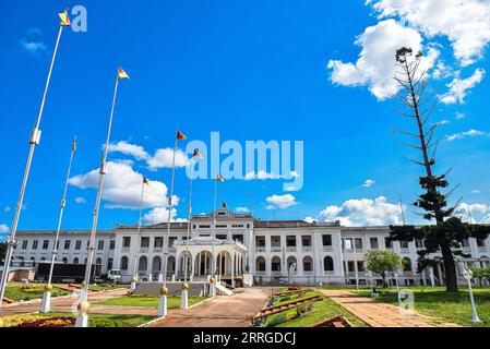 220518 -- YAOUNDE, 18. Mai 2022 -- Foto aufgenommen am 15. Mai 2022 zeigt das Nationalmuseum von Kamerun in Yaounde, Kamerun. Das Nationalmuseum von Kamerun hat etwa 22 Galerien mit mehr als tausend Exponaten, darunter lokale Musikinstrumente, Bronze- und Holzschnitzereien, steinzeitliche Artefakte, Töpferwaren und Relikte traditioneller Stammeskönige. Foto von /Xinhua KAMERUN-YAOUNDE-NATIONALMUSEUM VON KAMERUN Kepseu PUBLICATIONxNOTxINxCHN Stockfoto